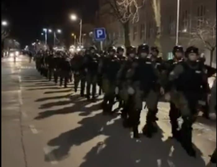 У зграду РТС-а стижу полицијска појачања (видео) У зграду РТС-а стижу полицијска појачања (видео)