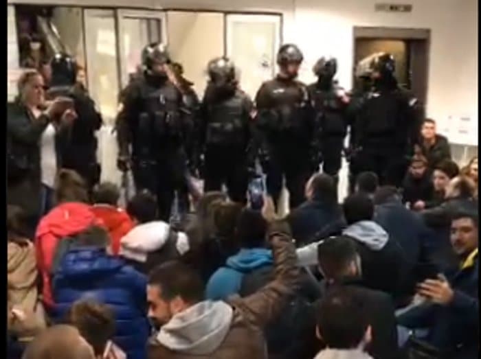 Полиција улази у РТС (видео) Полиција улази у РТС (видео)