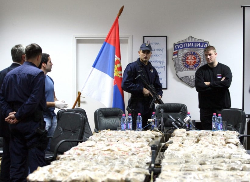 Полицајац: Ми хапсимо криминалце и нарко дилере а из врха полиције наређују "ПУШТАЈ" Полицајац: Ми хапсимо криминалце и нарко дилере а из врха полиције наређују "ПУШТАЈ"