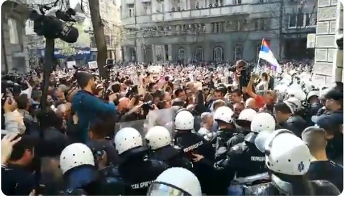 Београд: Народ скандира полицији УХАПСИТЕ ВУЧИЋА!!! (видео) Београд: Народ скандира полицији УХАПСИТЕ ВУЧИЋА!!! (видео)