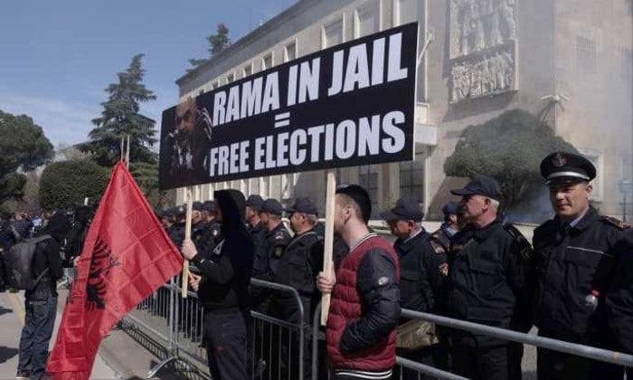 Хиљаде Албанаца траже Рамину оставку Хиљаде Албанаца траже Рамину оставку