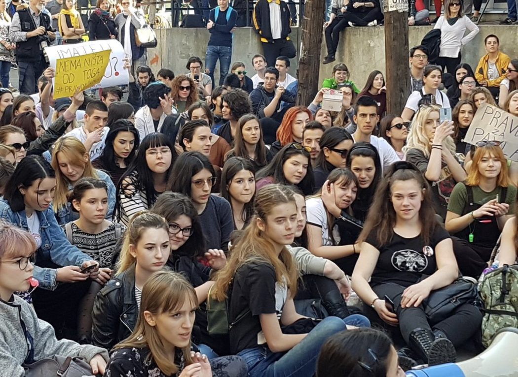 Ђаци Филолошке: Позваћемо ученике осталих школа на протест (фото, видео) Ђаци Филолошке: Позваћемо ученике осталих школа на протест (фото, видео)