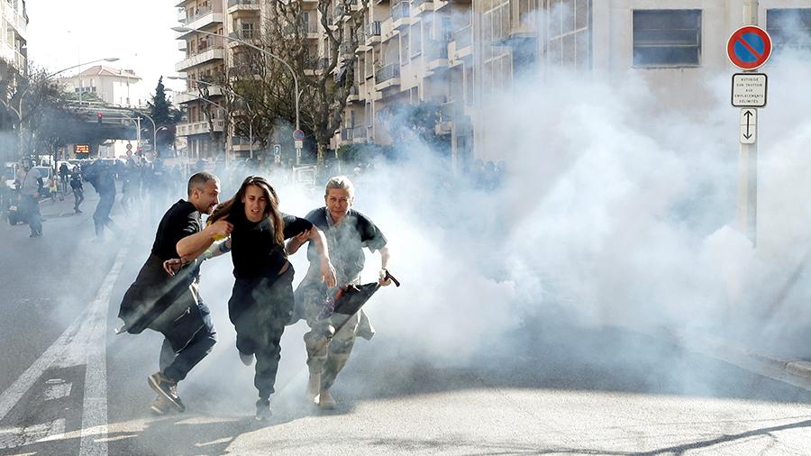 Тактику променили и Жути прслуци и француска полиција - сузавац у неколико великих градова Тактику променили и Жути прслуци и француска полиција - сузавац у неколико великих градова