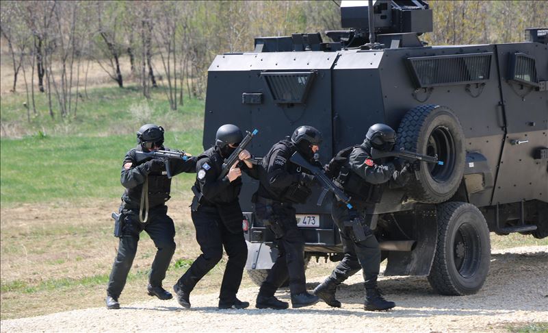 БЛЕСАК ЗАПАДНОГ БАЛКАНА: Специјалци Албаније, Македоније и Косова на истом задатку (видео) БЛЕСАК ЗАПАДНОГ БАЛКАНА: Специјалци Албаније, Македоније и Косова на истом задатку (видео)
