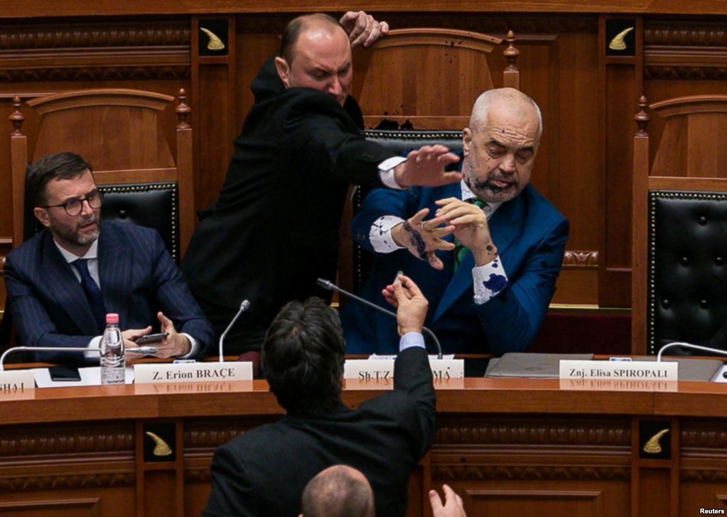 РАМА ГУБИ ВЛАСТ: Албанија је у стању државног удара РАМА ГУБИ ВЛАСТ: Албанија је у стању државног удара