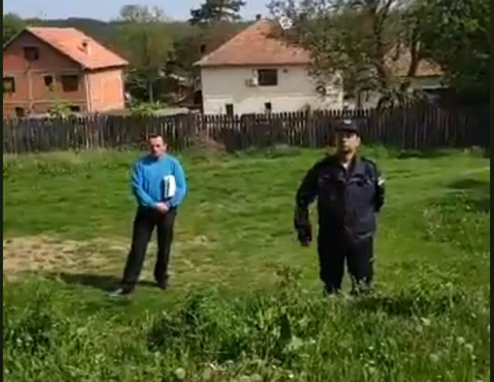 У току принудно исељење Јовановића: Укућанин прети да ће запалити себе и кућу (видео) У току принудно исељење Јовановића: Укућанин прети да ће запалити себе и кућу (видео)