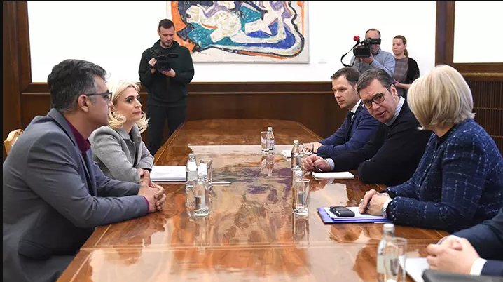 Дужници прекинули састанак о „швајцарцима“ – „Ако усвоје закон то ће показати да су банке изнад државе“ Дужници прекинули састанак о „швајцарцима“ – „Ако усвоје закон то ће показати да су банке изнад државе“