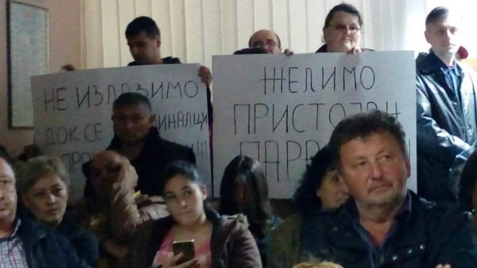 ТЕРОР! Напредњаци упали у скупштине Параћина и Шапца којима влада опозиција (видео) ТЕРОР! Напредњаци упали у скупштине Параћина и Шапца којима влада опозиција (видео)