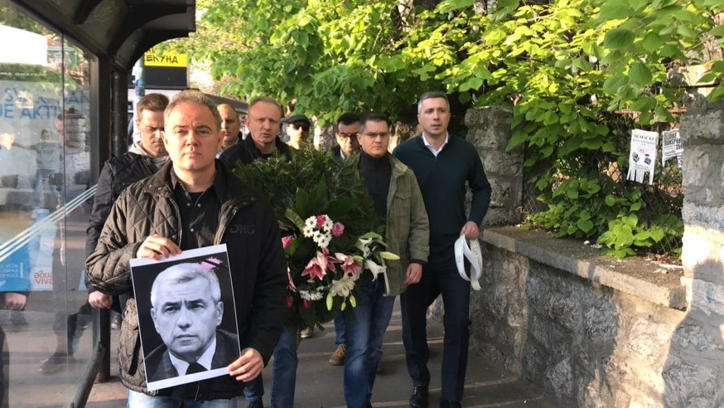 Лидери СзС положили венац с фотографијом Оливера Ивановића испред зграде Пинка (видео) Лидери СзС положили венац с фотографијом Оливера Ивановића испред зграде Пинка (видео)