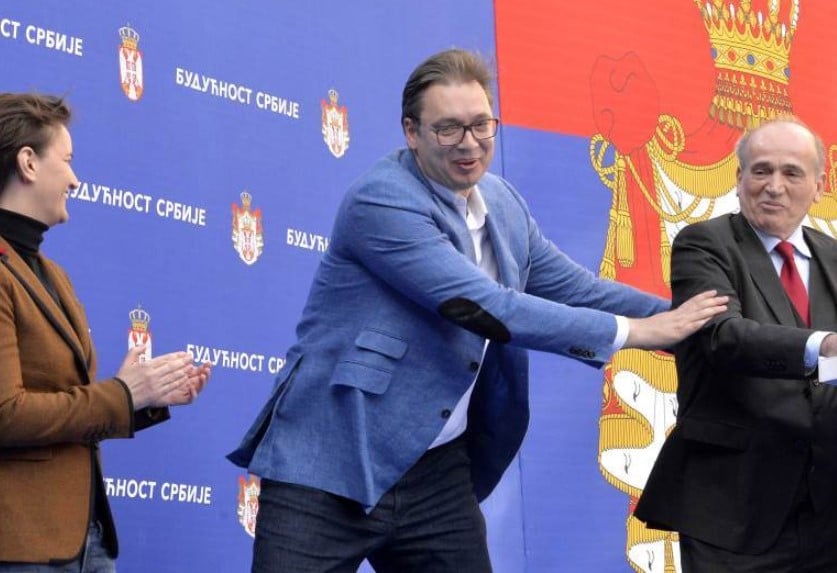 ВУЧИЋ СЕ ОБРУKАО У ПОЖАРЕВЦУ: Никад мање људи, полиција малтретирала народ (видео) ВУЧИЋ СЕ ОБРУKАО У ПОЖАРЕВЦУ: Никад мање људи, полиција малтретирала народ (видео)