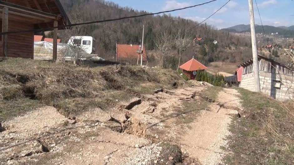Тло не мирује око Заовинског језера, урушило се двадесет кућа (видео) Тло не мирује око Заовинског језера, урушило се двадесет кућа (видео)