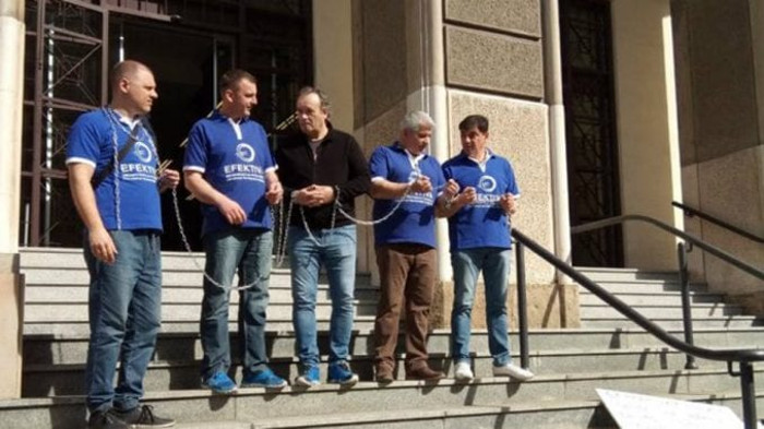 Чланови Ефективе везаће се ланцима испред Врховног суда Чланови Ефективе везаће се ланцима испред Врховног суда