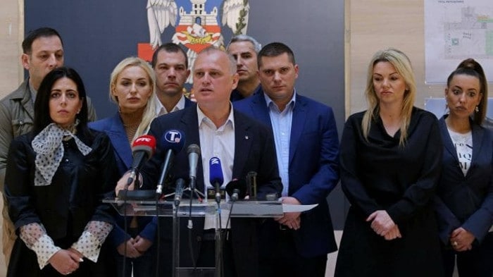 Весићу, ти ћеш такву робију да попушиш а тај ботокс око тебе има комплет да добије отказе! Весићу, ти ћеш такву робију да попушиш а тај ботокс око тебе има комплет да добије отказе!