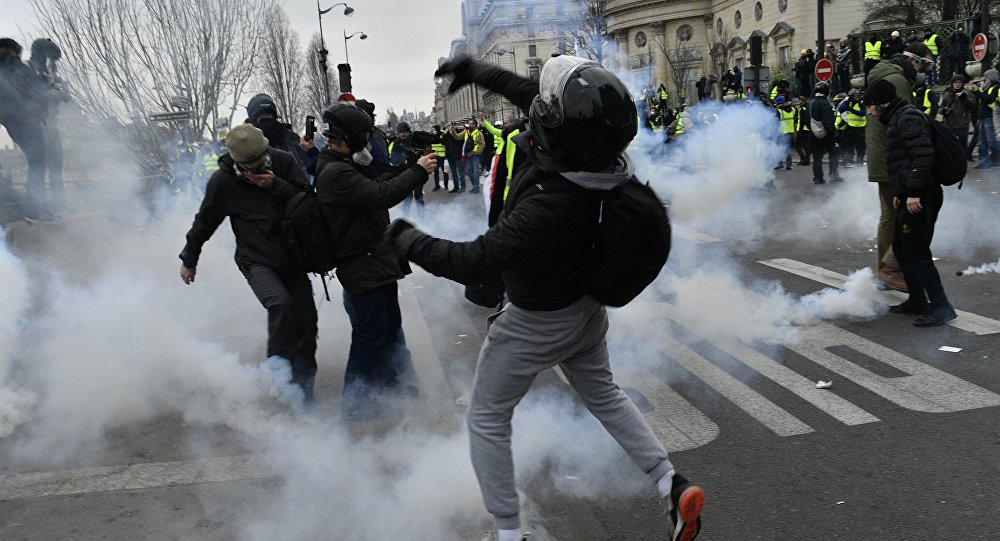 Јуриш на Европски парламент: Сукоби полиције и припадника Жутих прслука (видео) Јуриш на Европски парламент: Сукоби полиције и припадника Жутих прслука (видео)