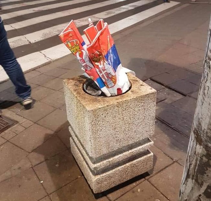 Вучићу, ево ти једна застава под коју ћеш да станеш са твојим ИДИОТИМА! (фото) Вучићу, ево ти једна застава под коју ћеш да станеш са твојим ИДИОТИМА! (фото)