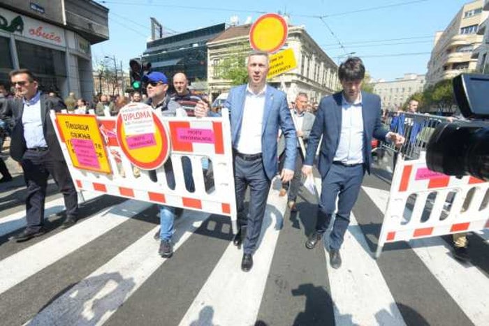 Представници СзС уклонили ограду у Kоларчевој улици и однели је до РЕМ-а (видео) Представници СзС уклонили ограду у Kоларчевој улици и однели је до РЕМ-а (видео)