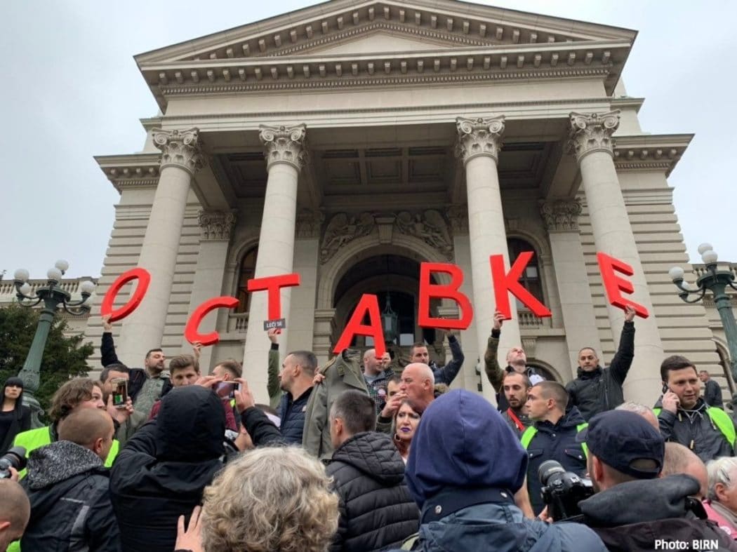 РУСКИ МЕДИЈИ: Више десетина хиљада људи тражи Вучићеву оставку РУСКИ МЕДИЈИ: Више десетина хиљада људи тражи Вучићеву оставку