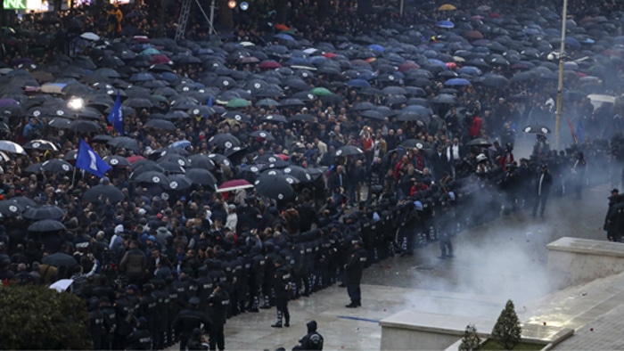 Албанија: Хиљаде демонстраната протестовало у Тирани, сукобили се са полицијом Албанија: Хиљаде демонстраната протестовало у Тирани, сукобили се са полицијом