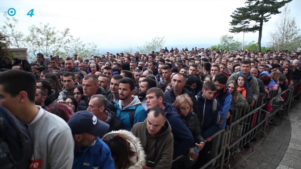 Хиљаде вјерника под острошким гредама: Радуј се Свети Василије, похвало рода нашег (видео) Хиљаде вјерника под острошким гредама: Радуј се Свети Василије, похвало рода нашег (видео)