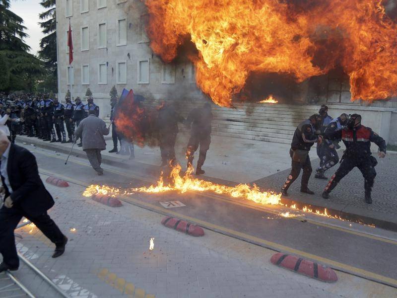 Жестоки протести у Албанији, опозиција молотовљевим коктелима засула власт (видео) Жестоки протести у Албанији, опозиција молотовљевим коктелима засула власт (видео)