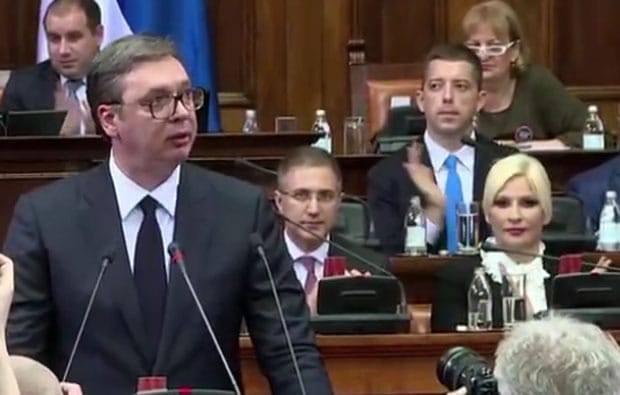 ВУЧИЋ ШАРЛТАН: У 11 причао о „војсци која ће да брани народ“, у 6 поподне тврди да то никад није рекао! ВУЧИЋ ШАРЛТАН: У 11 причао о „војсци која ће да брани народ“, у 6 поподне тврди да то никад није рекао!