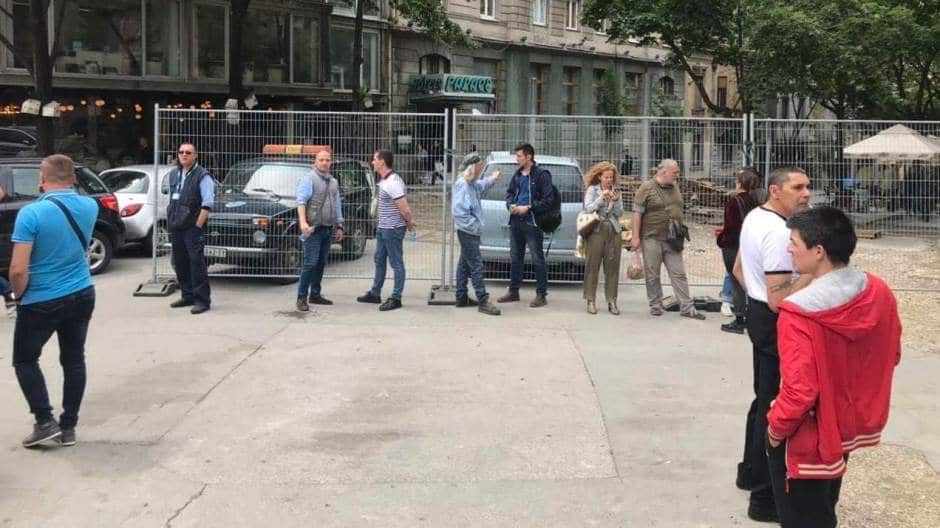 Вучићеви и Весићеви батинаши почели су на улицама да тероришу Београђане! (видео) Вучићеви и Весићеви батинаши почели су на улицама да тероришу Београђане! (видео)