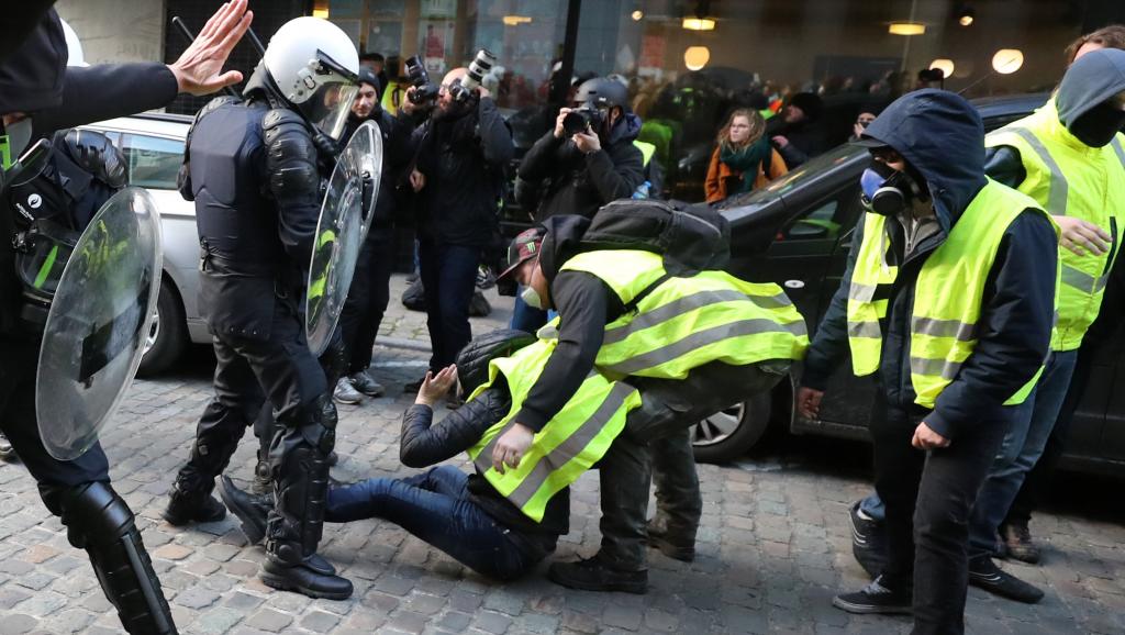 Белгија: Насиље на протесту „Жутих прслука“ у Бриселу, полиција користила сузавац (видео) Белгија: Насиље на протесту „Жутих прслука“ у Бриселу, полиција користила сузавац (видео)