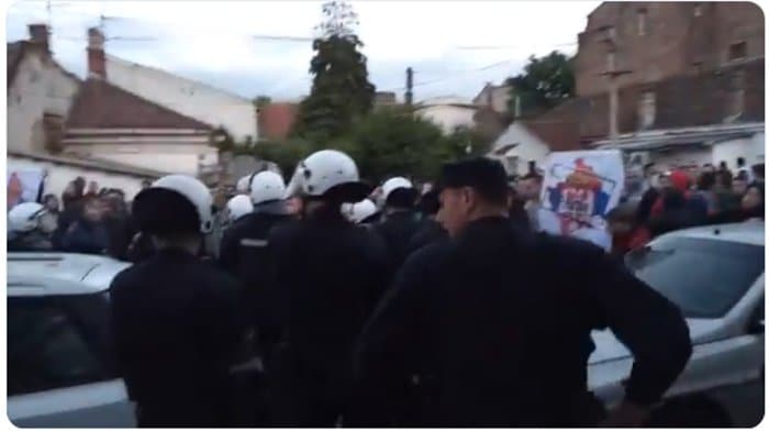 Јаке полицијске снаге растерале групу навијача који су хтели упадну на фестивал "Мирдита, добар дан" (видео) Јаке полицијске снаге растерале групу навијача који су хтели упадну на фестивал "Мирдита, добар дан" (видео)