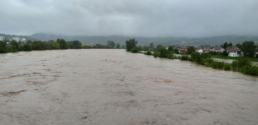 Поплаве у БиХ: 400 кућа под водом, покренута клизишта Поплаве у БиХ: 400 кућа под водом, покренута клизишта