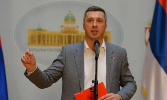 И Обрадовић легао на Палмерову "руду" и пева наручену песмицу за будале
