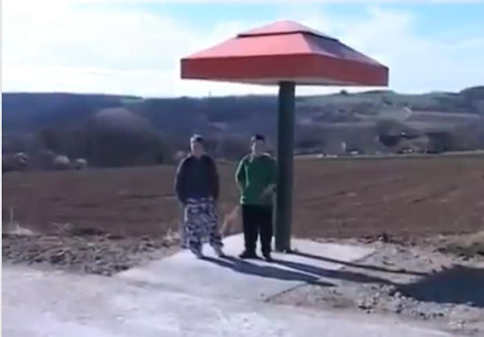 Ћуприја: Напредњаци свечано отворили аутобуску печурку (видео) Ћуприја: Напредњаци свечано отворили аутобуску печурку (видео)