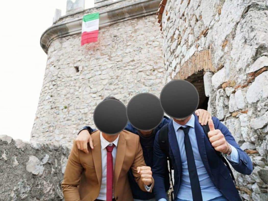 Италијани поставили италијанску заставу на Трсатску градину у Ријеци (видео) Италијани поставили италијанску заставу на Трсатску градину у Ријеци (видео)