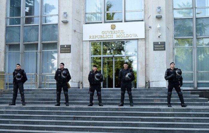 Врх режима Молдавије са пет приватних авиона побегао из земље Врх режима Молдавије са пет приватних авиона побегао из земље