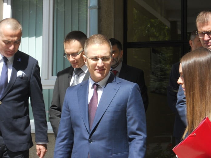 Нека неко из УКП-а министру Стефановићу објасни разлику између наркотика и опијата Нека неко из УКП-а министру Стефановићу објасни разлику између наркотика и опијата