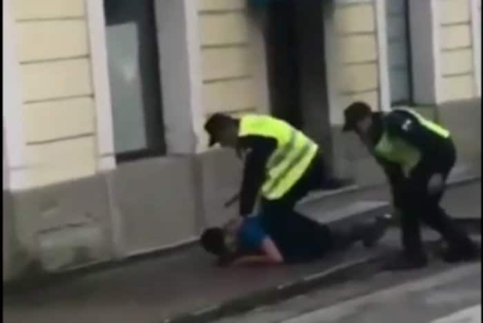 Бихаћ пред експлозијом насиља због миграната, полиција батина мигранте по улици (видео) Бихаћ пред експлозијом насиља због миграната, полиција батина мигранте по улици (видео)