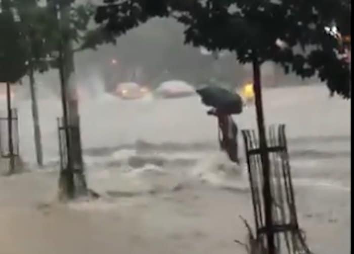 Београд тотално поплављен, читави делови града под водом, затворен аутопут (фото, видео) Београд тотално поплављен, читави делови града под водом, затворен аутопут (фото, видео)