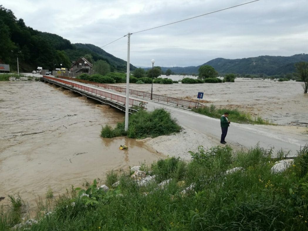 Због поплава ванредна ситуација у Kраљеву, Kнићу, Ариљу, Ивањици, Лучанима и Новом Пазару Због поплава ванредна ситуација у Kраљеву, Kнићу, Ариљу, Ивањици, Лучанима и Новом Пазару