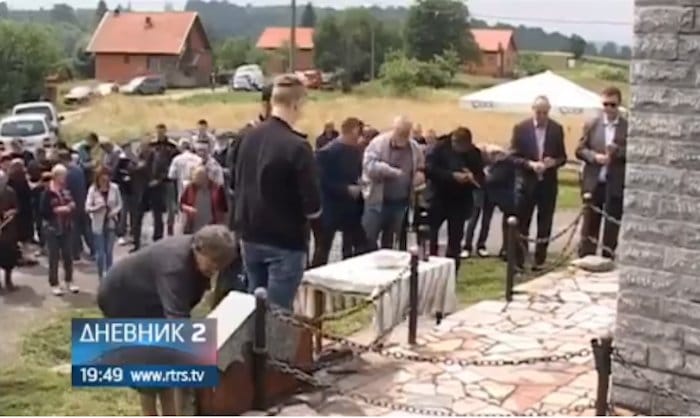 30. јуна 1992. године муслиманска војска из Сребренице и Братунца опколила је и напала српско село Брежане (видео) 30. јуна 1992. године муслиманска војска из Сребренице и Братунца опколила је и напала српско село Брежане (видео)