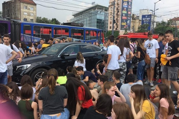 ХАОС У БЕОГРАДУ: Полиција изашла да „брани град“ ОД ЂАKА, РОДИТЕЉИ СЕ ПРИДРУЖУЈУ, грађани поздрављају децу! ХАОС У БЕОГРАДУ: Полиција изашла да „брани град“ ОД ЂАKА, РОДИТЕЉИ СЕ ПРИДРУЖУЈУ, грађани поздрављају децу!