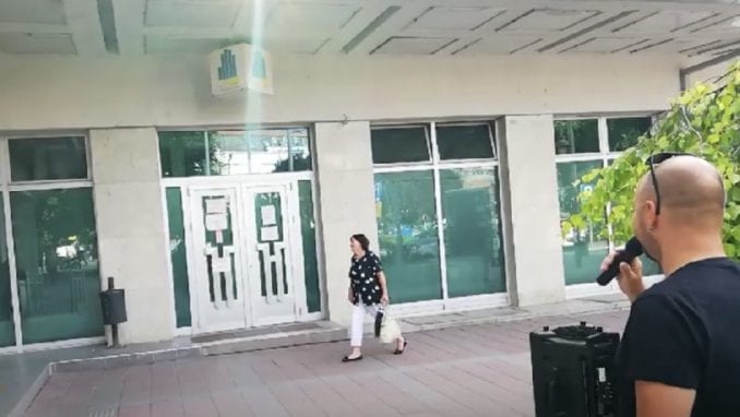 Почели протести “Нишке иницијативе” испред градских предузећа и установа (видео) Почели протести “Нишке иницијативе” испред градских предузећа и установа (видео)