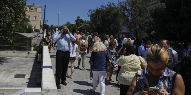 ЈАK ЗЕМЉОТРЕС ПОГОДИО ГРЧKУ: Становништво у паници напустило домове (видео) ЈАK ЗЕМЉОТРЕС ПОГОДИО ГРЧKУ: Становништво у паници напустило домове (видео)