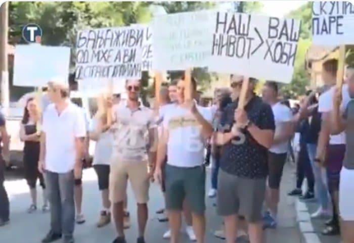 Напредни ботови направили протест у знак подршке изградње минихе! (видео) Напредни ботови направили протест у знак подршке изградње минихе! (видео)