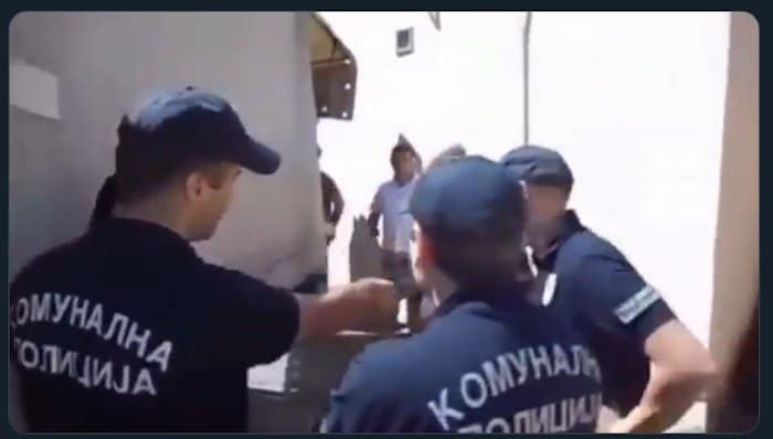 СТИЖЕ КОМУНАЛНА МИЛИЦИЈА! (видео) СТИЖЕ КОМУНАЛНА МИЛИЦИЈА! (видео)