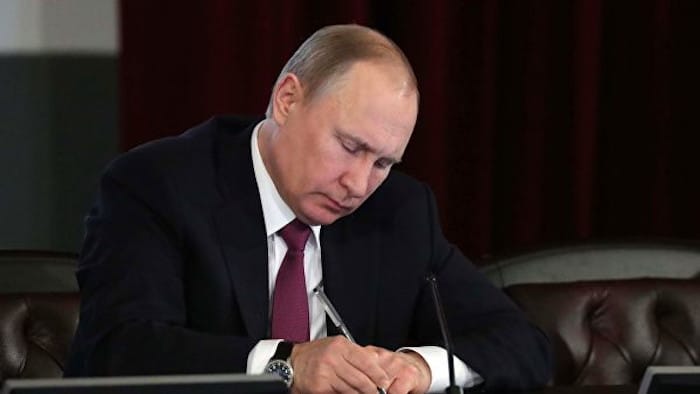Путин право на држављанство Русије по олакшаној процедури дао свима у Донбасу Путин право на држављанство Русије по олакшаној процедури дао свима у Донбасу