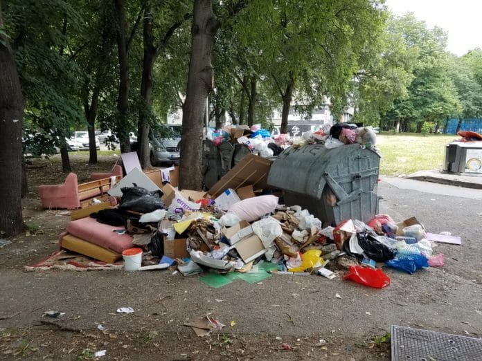 Хорор на Новом Београду: Ђубре затрпало вртић! (фото) Хорор на Новом Београду: Ђубре затрпало вртић! (фото)