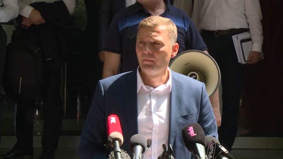 Одласком на те састанке само правите будале од себе и помажете Вучићу и ништа друго!