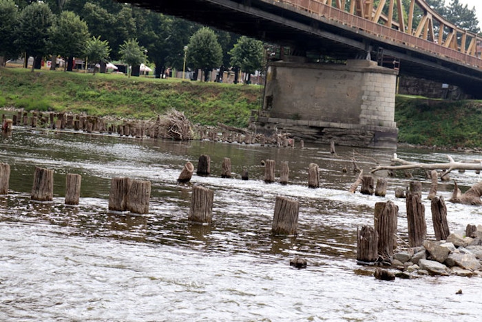 Из Мораве се појавили остаци моста из времена турске окупације (фото) Из Мораве се појавили остаци моста из времена турске окупације (фото)