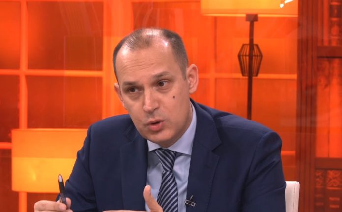 Као што си за војни хеликоптер испитао, јел тако? Као што си за војни хеликоптер испитао, јел тако?