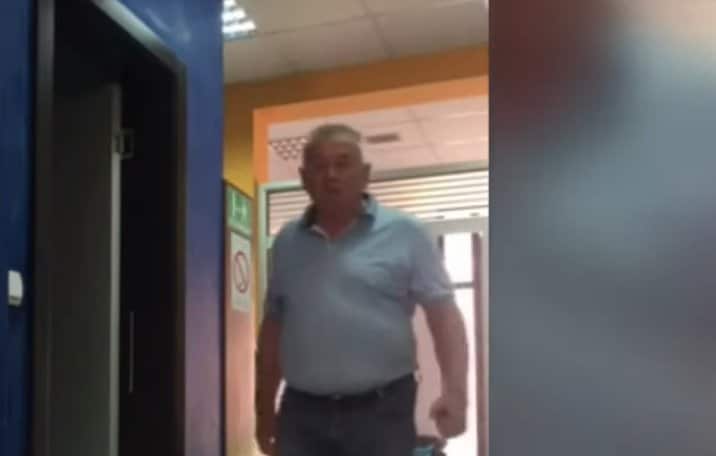 "ЛОПУЖО, KУ**О РАСПАЛА" Веља Илић упао код извршитеља и објаснио ствари (видео) "ЛОПУЖО, KУ**О РАСПАЛА" Веља Илић упао код извршитеља и објаснио ствари (видео)