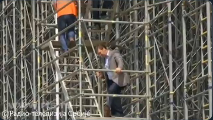 Шта је било Вучићу, плашиш се висине? (видео) Шта је било Вучићу, плашиш се висине? (видео)